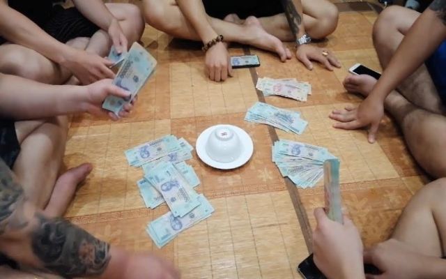 Xóc đĩa dân gian - Cách chơi thú vị mà bạn không nên bỏ lỡ 1 Xóc đĩa dân gian là hình thức rất phổ biến